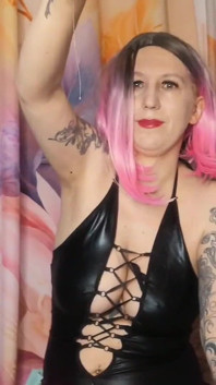 Lady Angela Femdom bohyně plivá do glas a pak to vylévá ven
