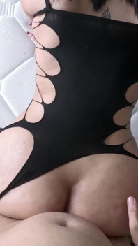 Italienne de 18 ans - donne-moi toute ta bite, je suis excitée !