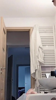 Cewek semok latina dengan pantat bahenol dengan memek berbulu lagi asik ngentot pantat bahenolnya Tante sange lagi asik masturbasi sambil bugil.