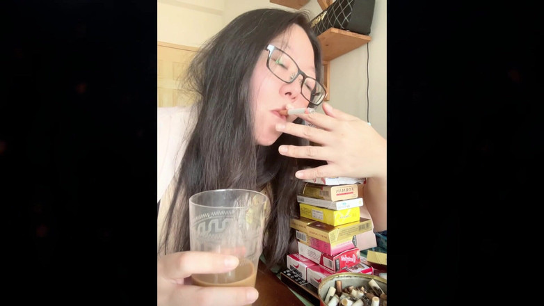 Smoking Asian: Fumo miLF asiatica che impila la mia torre della sigaretta +...