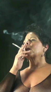 Awek montel cougar GILF Merokok & Bergambar