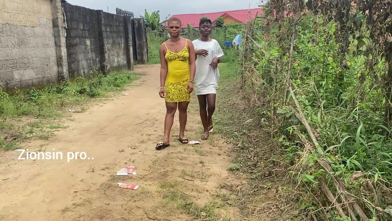 Zion: Yaramaz Afrikalı Genç Kız Güpegündüz Götlerini Gösteriyor