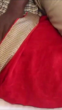 Une femme baise avec son ex-amant dans un sari rouge