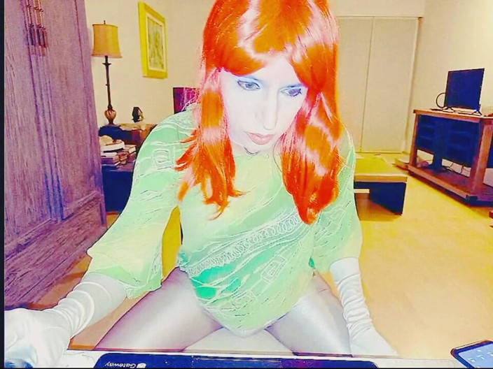 Tammy sissy slave: Tammysissy ช่วยตัวเองและเล่นกับฉี่ของเธอ