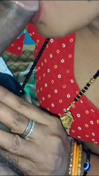Une bhabhi desi sexy à gros nichons en blouse rouge suce jusqu’à ce qu’elle jouisse dans la bouche