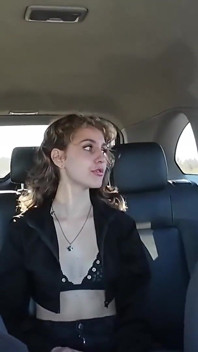La chica de vacaciones juguetona en el auto