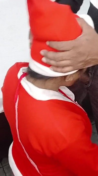 Pacar hot ini nyepong kontolku hadiah seks posisi misionaris di hari natal sampai dicrot di dalam di luar ruangan
