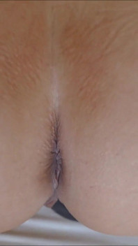 Cewek ini lagi asik muasin lubang pantatnya pakai jari - close up