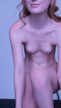 거대한 팬티를 입고 춤을 추다