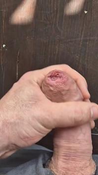Une bite de phimosis jouit au travail !