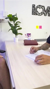 Entrevista termina na bunda grande de uma morena