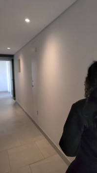 O fată timidă este convinsă în lift să înghită sperma unui străin