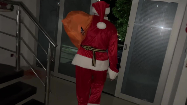 MaRaSexx: Ông già Noel này muốn nhiều hơn sữa và bánh...