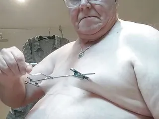 Karlchengeil: Göğüslerime ve meme uçlarıma kıskaç ve shoehorn ile davranıyorum