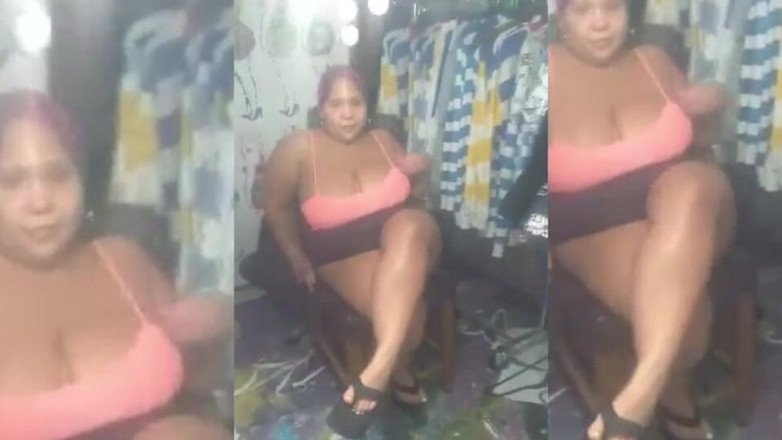 PutiLing: Jambe taquine en mini-jupe au ralenti, talons hauts, Boricua Mami