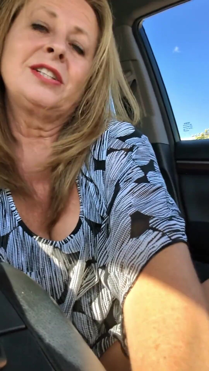 Little Linda: Najgorętsza MILF w historii - masterbation na parkingu Walmart Zobacz zakończenie