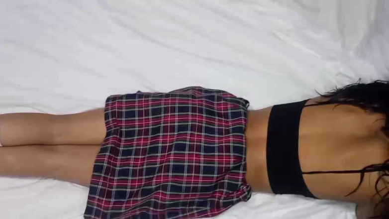 Skinnydanie21: 女大学生在大学毕业后回家吮吸她继兄弟的鸡巴