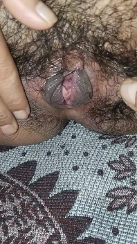 Dedilhando sua buceta madura peluda e gostosa