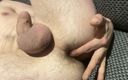 WyzwolonyMen: Молодой гетеросексуальный мужчина кладет палец в девственную задницу