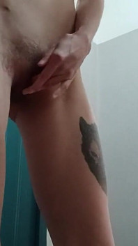 Morena flaca sexy en jeans ajustados se masturba el coño peludo