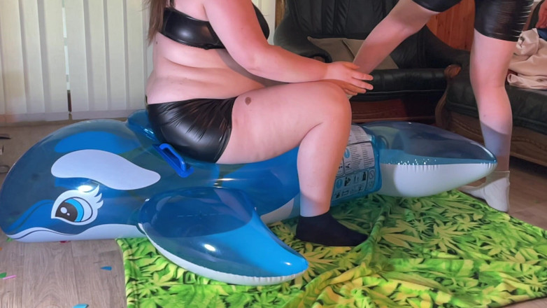 BeachBallsDuo: Stora 2 meter val blev krossad av våra 190 kg! Det var...