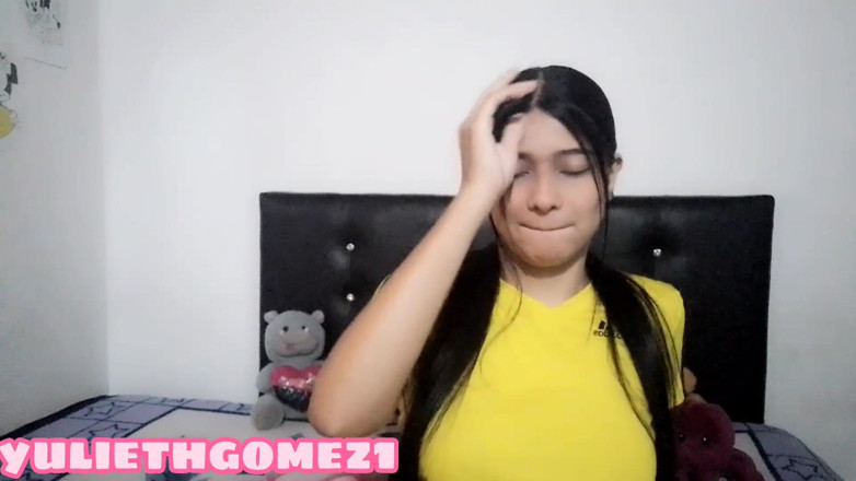 Yulieth Gomez: Chica universitaria cambiando su uniforme