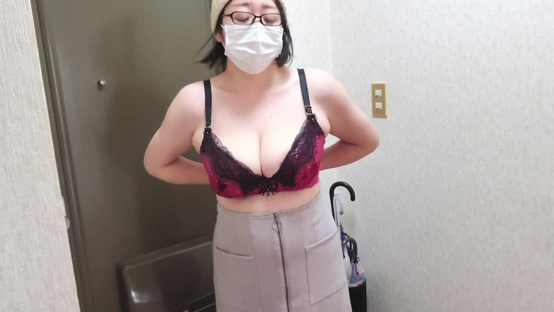 aika: Uma mulher casada que abre as pernas e se masturba...