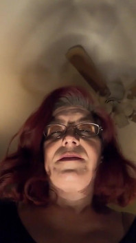Lilgiantess si siede su & Scolds il piccolo figliastro