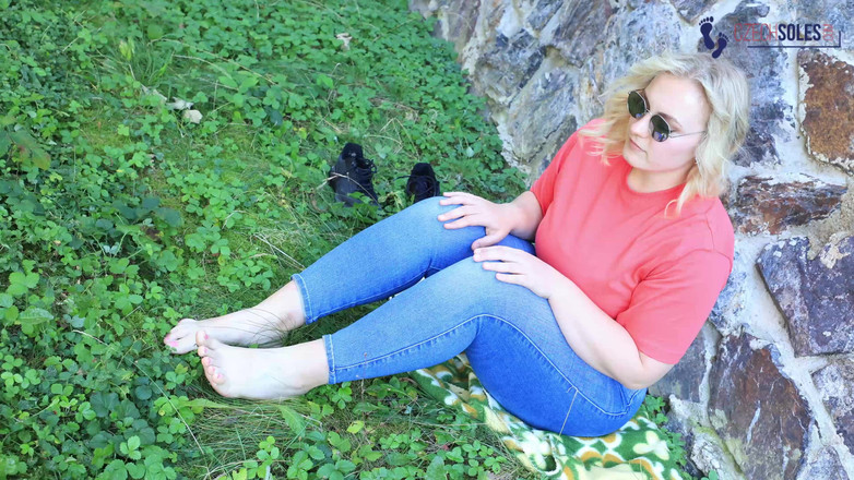 Czech Soles - foot fetish content: Sesi wawancara gadis super semok dengan kaki jenang yang super...