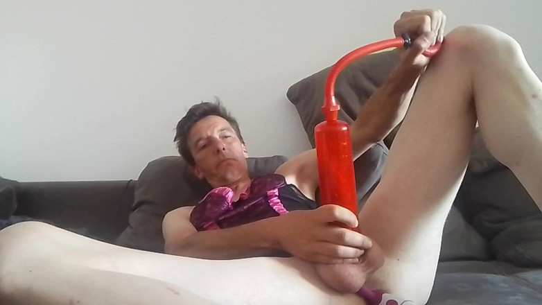 Leatransteen: Leatransteen s dildom na penis pumpou a obrovským výstřikem