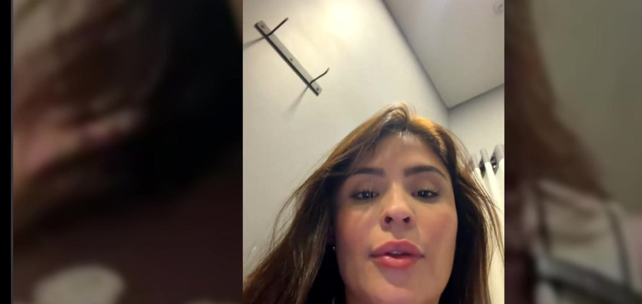 Ayumi Hall: Zkouším nějaké oblečení v obchodě a fanoušek mě sleduje na...