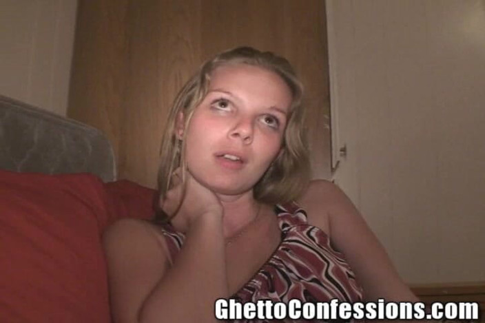 Ghetto Confessions: La flaccida Boobiez la ragazza bionda sorridente succhia cazzo in...