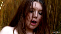 WWMAMM: Angela Kiss dostane penetrované tlusté stydké pysky v lese