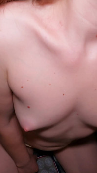 Ein schätzchen mit kleinen titten gab einen blowjob