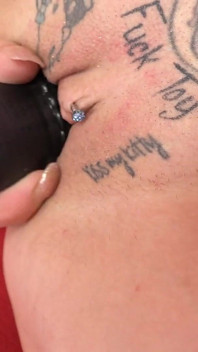 Shae Kink приходит и стягивает ее трусики, чтобы трахнуть пальцами ее розовую киску для нас