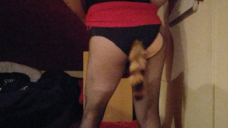 Joslin: बहिन joslin पूंछ बट प्लग के साथ नाच रही है