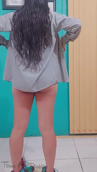 Studenta face fotografii nud purtând doar adidașii Air Max