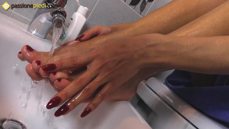 Foot Fetish HD: Alexya, ragazza eccezionale si massaggia i piedi in bagno