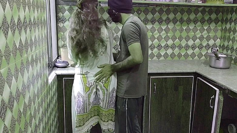 Pakistani CoupleX: Indian desi zia cucina mai kam kr Rahi thi pati...