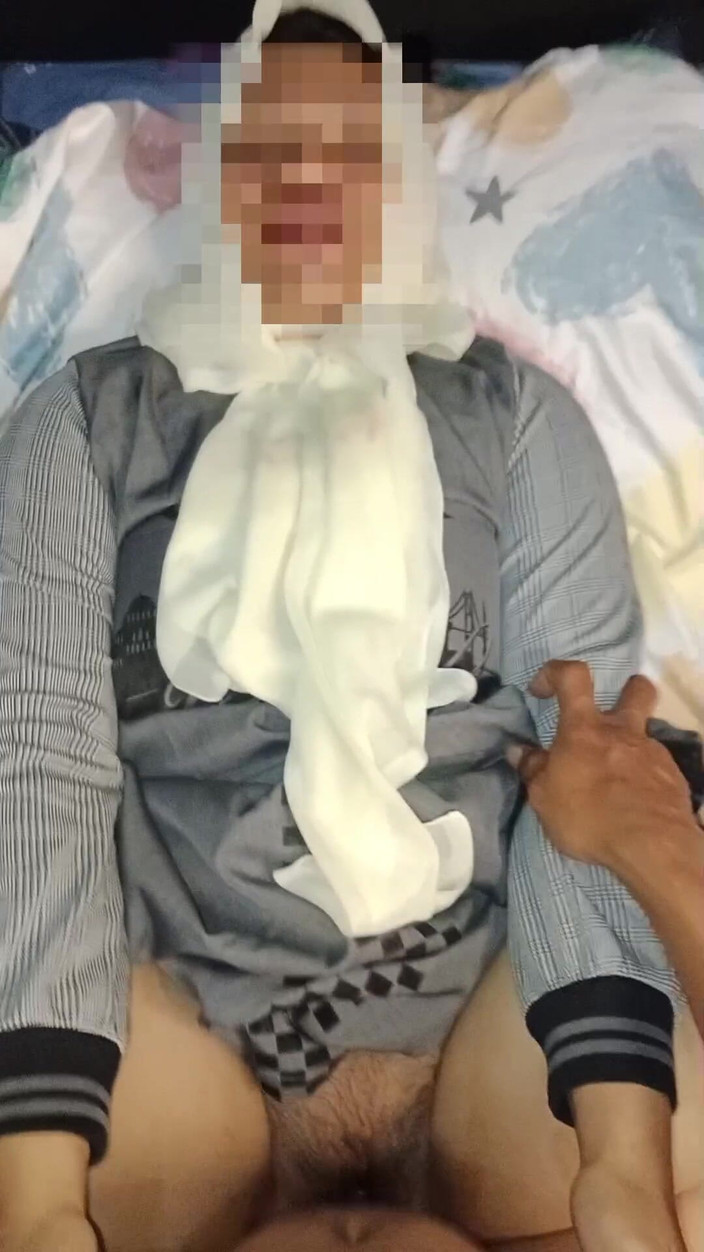 AlexisAir: 3부 아마추어 비디오 히잡을 쓴 새엄마가 십대와 섹스