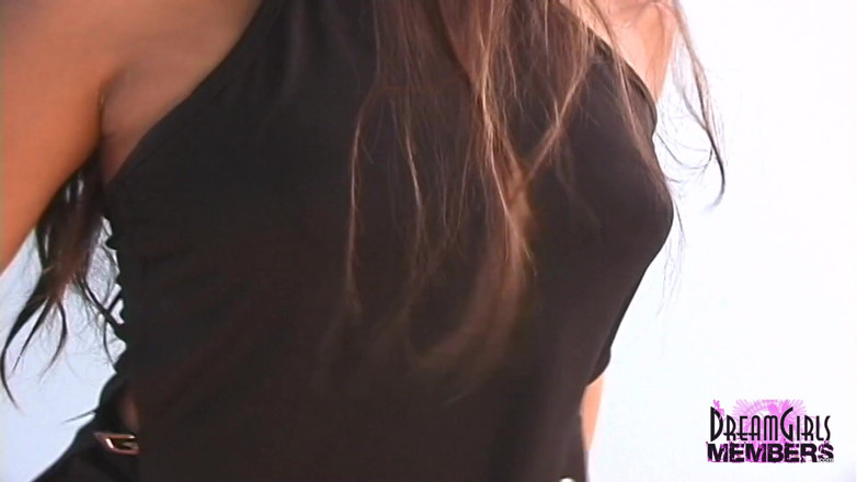 Dream Girls: ラティーナのホットな女性が初の動画でヌードをストリップ