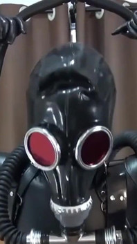 A Alegria das Roupas de Látex e Máscaras de Gás
