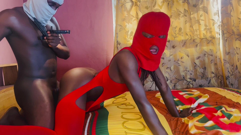 Mello Noir: 邻居服务他的大鸡巴