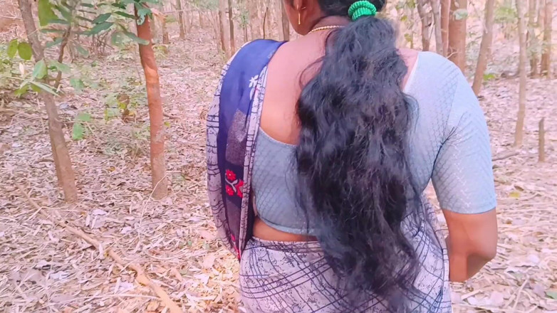 Telugu honey lips: Sexe indien en plein air. Une bhabhi desi se fait...