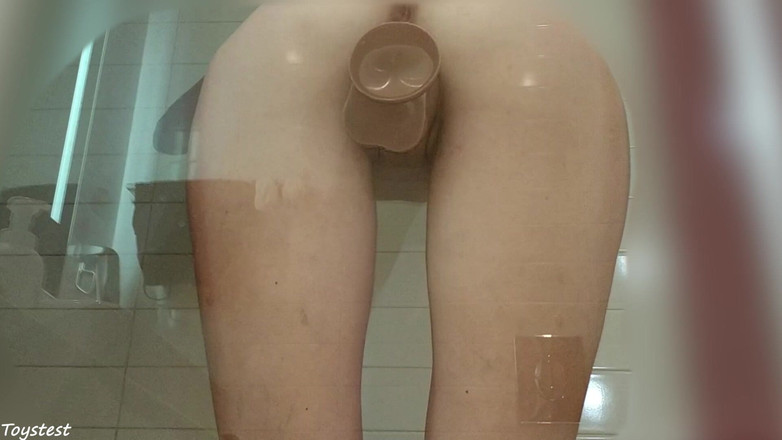 Toystest: Manželka testuje své nové realistické dildo a bere ho maximálně...