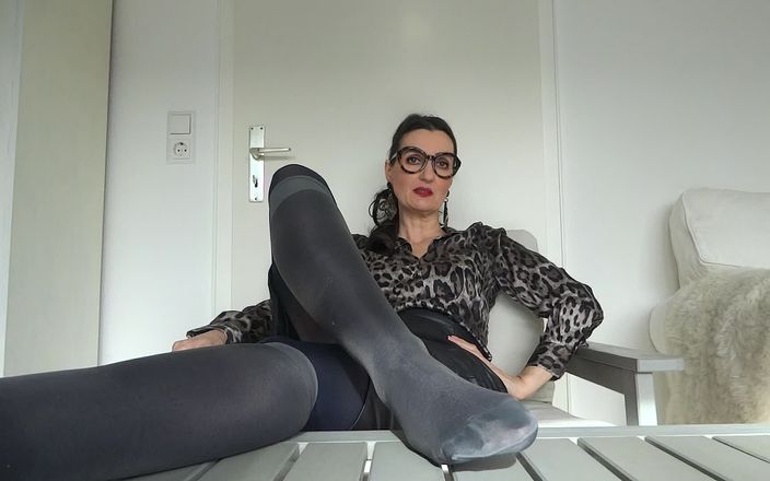 Lady Victoria Valente: 闻我的脚屄并在我的脚底上摩擦你的鸡巴