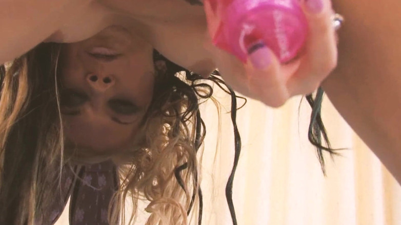 The Window of Sex: Teen fühlt sich geil in 1_beautiful blondine in dessous masturbiert mit...
