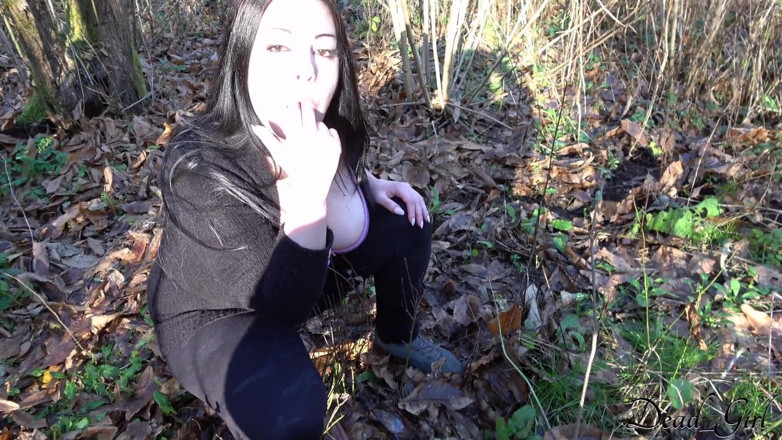 Dead Girl: Fată ejaculează în gură într-o pădure