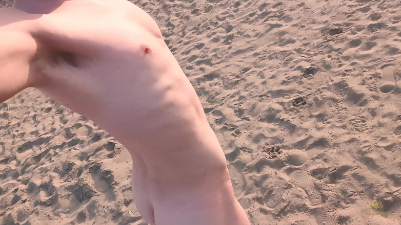 GoldenElixxxir: Twink Di Pantai Non Nudist Berpakaian Diam-diam Telanjang 4K! Eksibisionisme Remaja...
