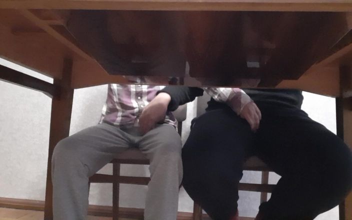 Lesbian-candys: Wir masturbieren uns gegenseitig unter dem tisch beim Englischunterricht an...